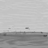 対空砲火の中で雷撃をおこなう一式陸攻（1942年8月ガダルカナル）。左右の機が海面上を超低空で飛行している。なお中央の機は敵の視線を左右の機から反らすためにわざと高く飛んでいる。